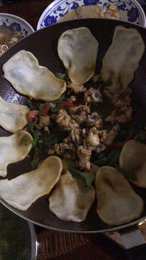 地锅鸡，教你贴饼子好吃的小技巧~