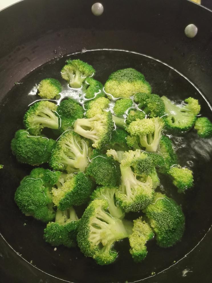 上汤西兰花🥦的做法 步骤1