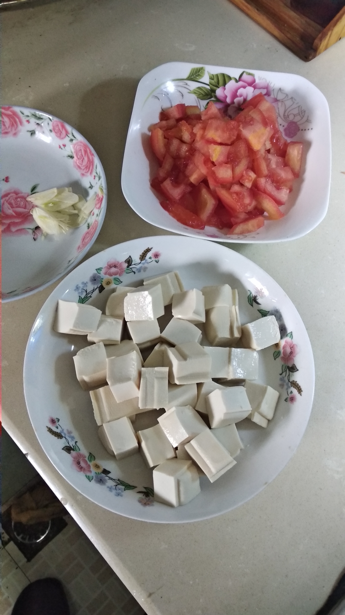 西红柿烧豆腐.的做法 步骤1