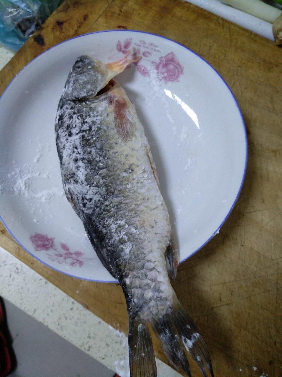 清炖鲫鱼汤 三个关键步骤让你轻松炖出汤浓味鲜色白似奶的鲫鱼汤