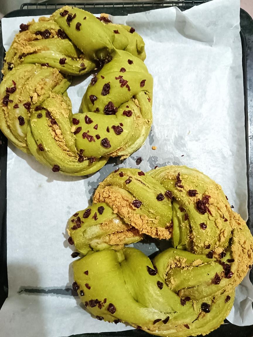 抹茶蔓越莓花环面包