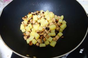 无油版的香菇土豆焖饭的做法 步骤5