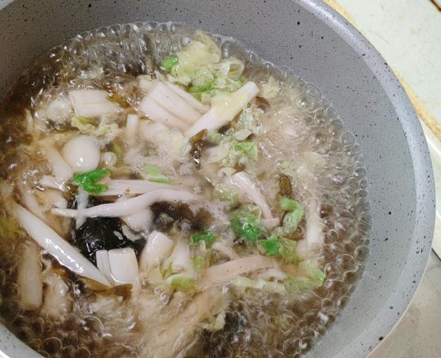 鲜掉眉毛的海鲜菇虾皮紫菜汤