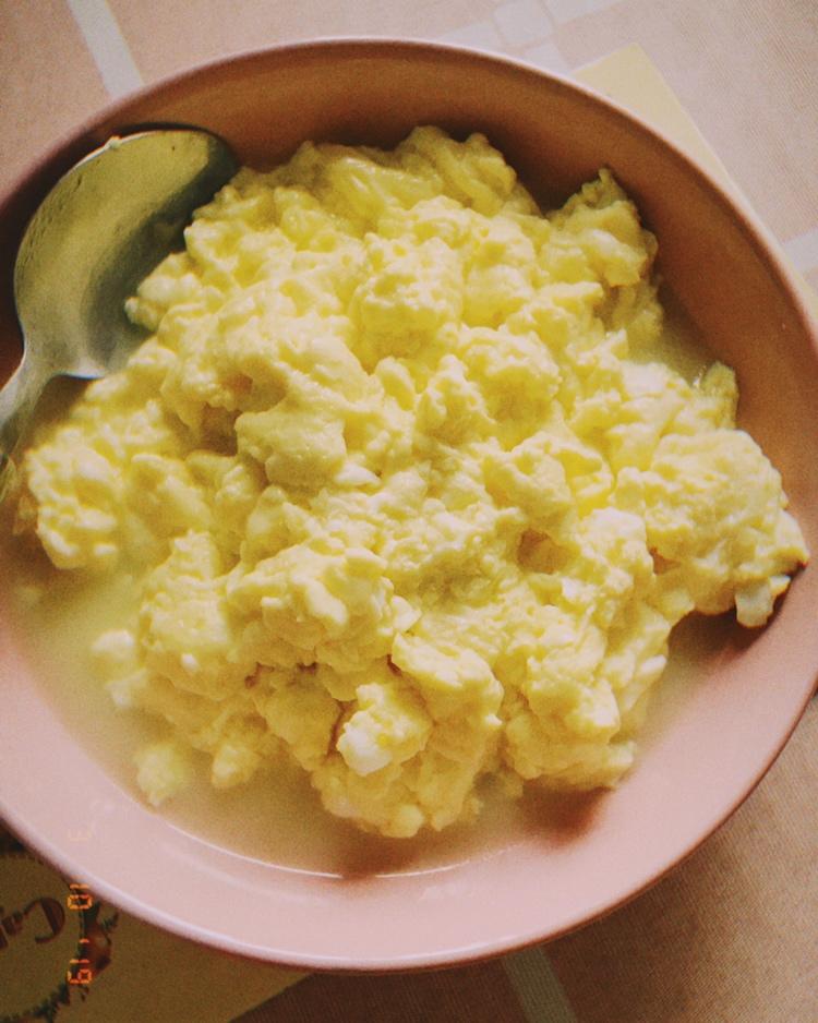 芷芷茵茵做的牛奶炒鸡蛋