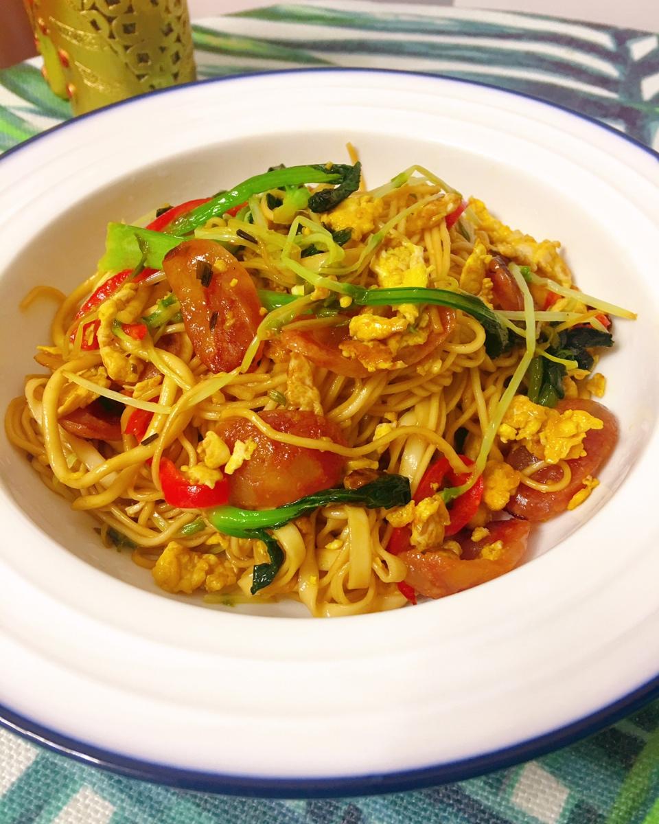 花霏叶舞做的夜宵党必备的快手鸡蛋香肠炒面