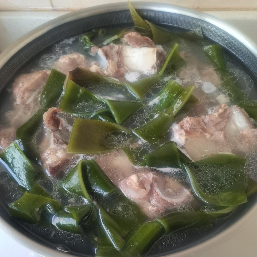 非常简单又美味的大骨头汤