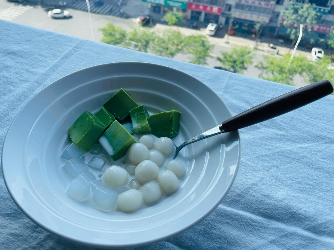 夏日必备小甜品抹茶奶冻白玉丸子