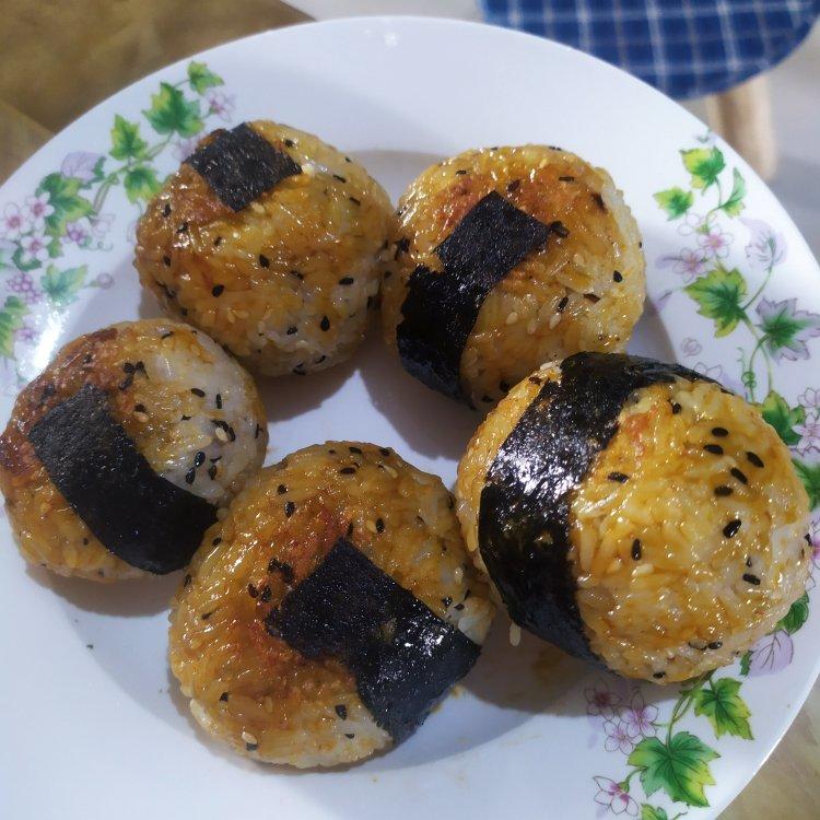 剩米饭的神仙吃法，肉松酱油烤饭团，平底锅就能做哦～