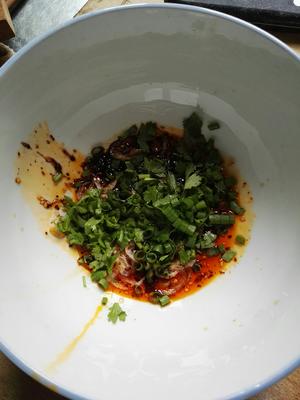 酸汤水饺（韭苔大肉）的做法 步骤6