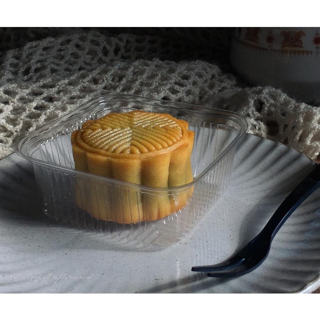 黑芝麻蛋黄月饼