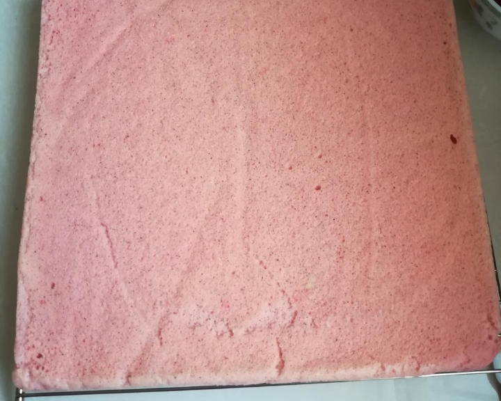 粉粉嫩嫩的火龙果蛋糕卷(无油版)的做法 步骤8