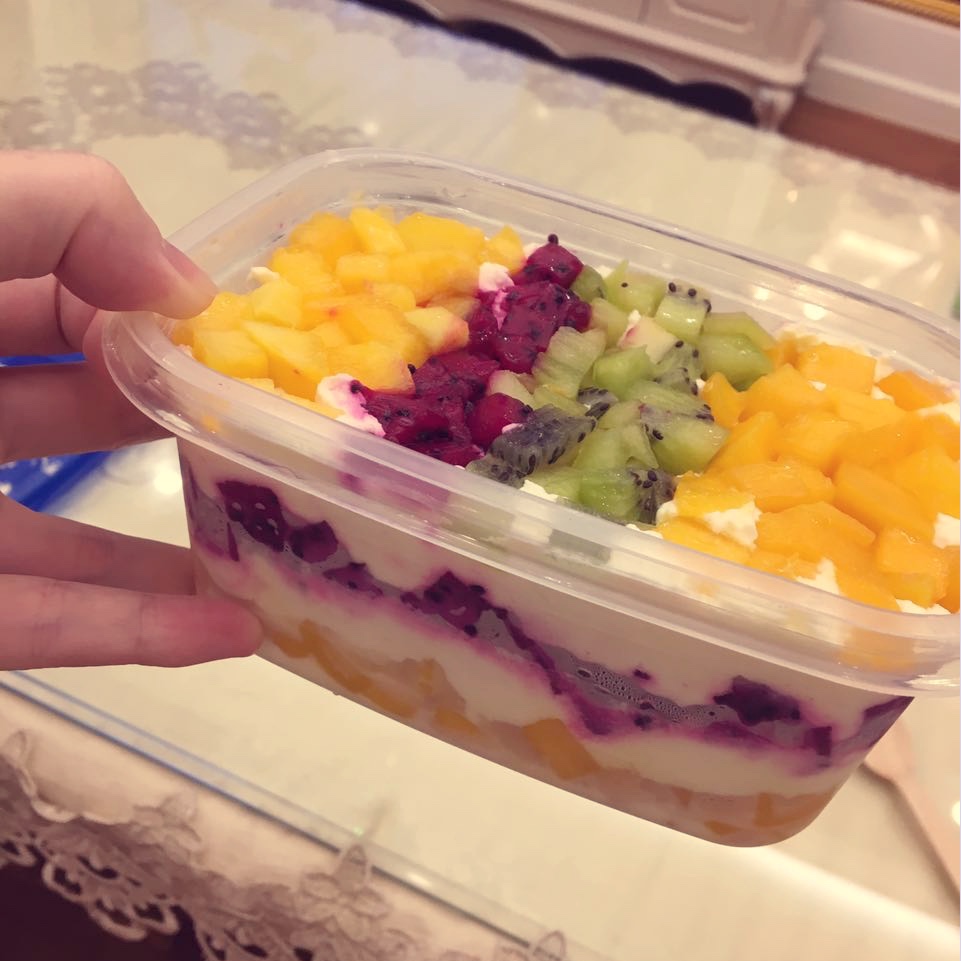 新鲜自制诱人水果杯