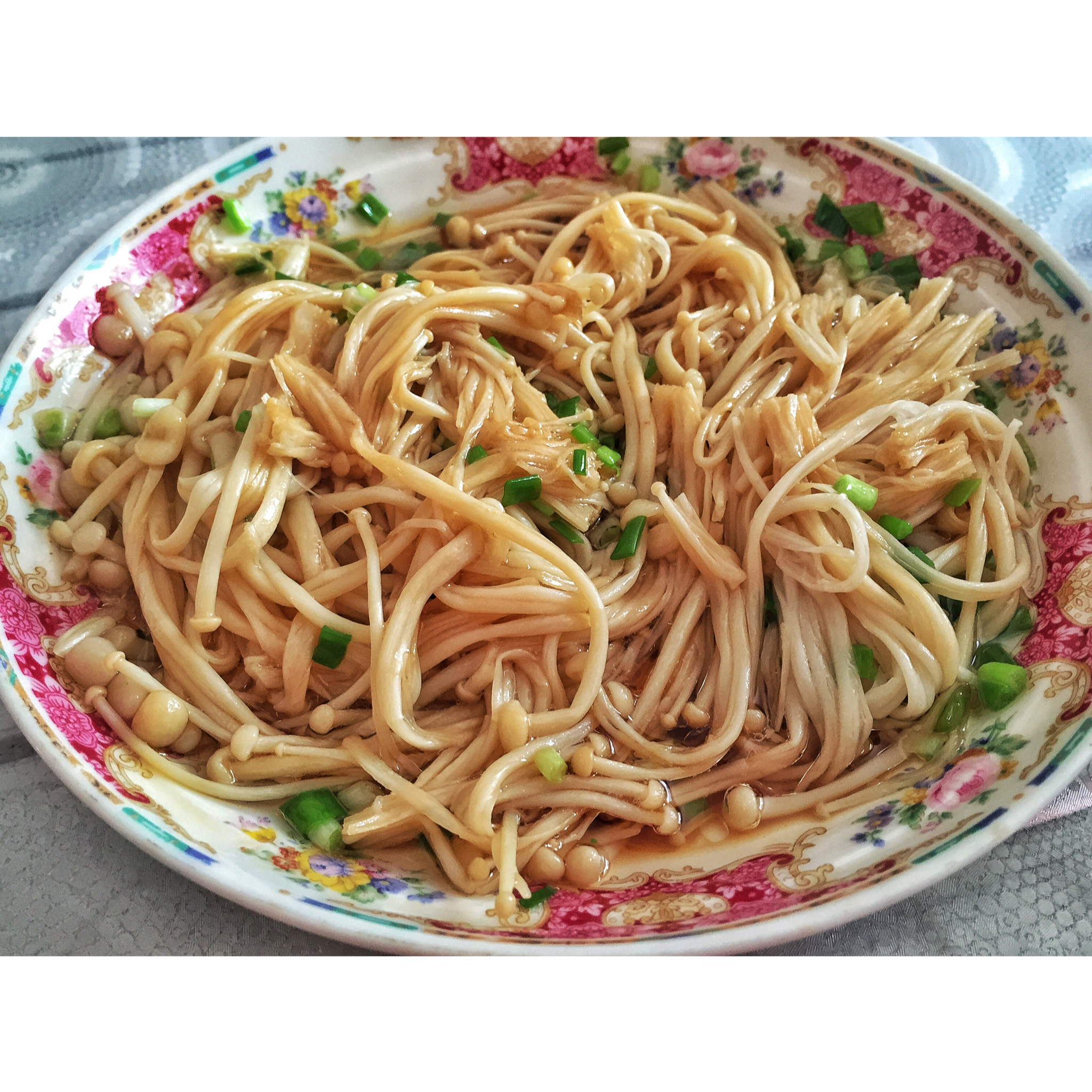 葱油金针菇——10分钟快手菜，你绝对不能错过的美味~