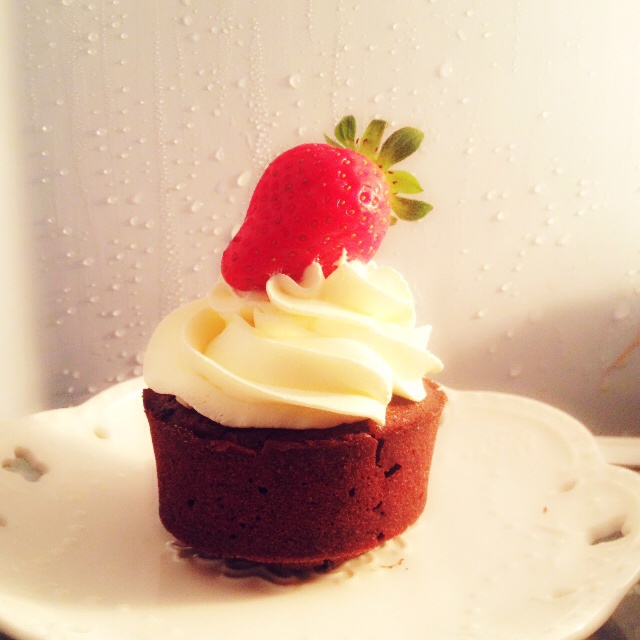 超润巧克力纸杯蛋糕（非常适合裱花、盖糖皮的cupcake方子）