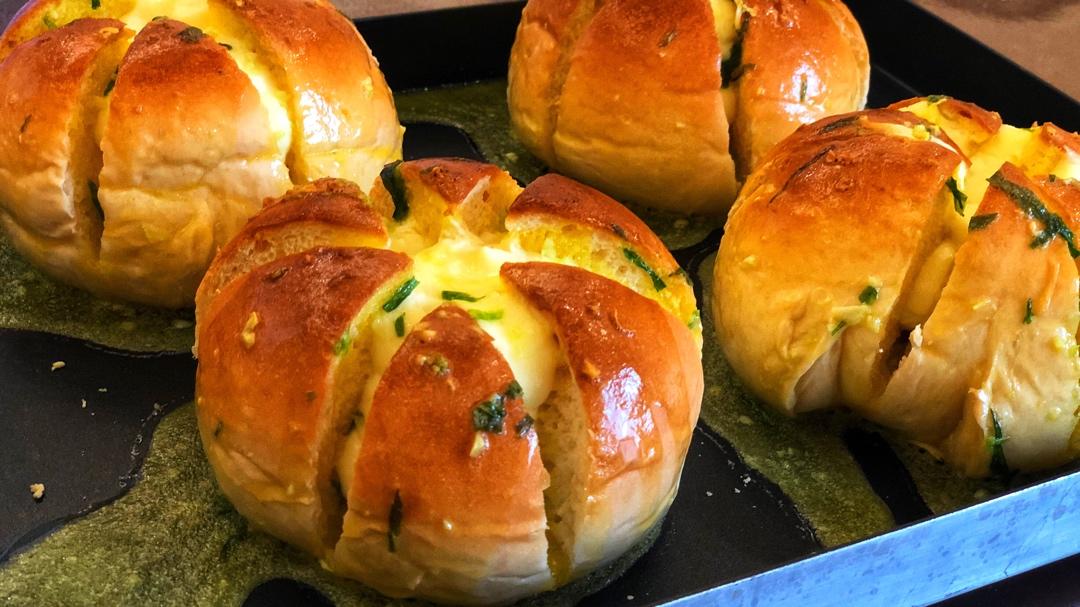 火爆韩国街头の奶油蒜香包~蒜香四溢邻家小孩馋哭了的面包