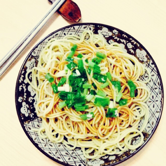 葱爆面—就是汪涵在天天向上里面做的那个啦