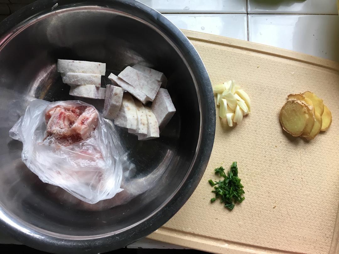 春季进补～芋头排骨豆腐汤🥣的做法 步骤1