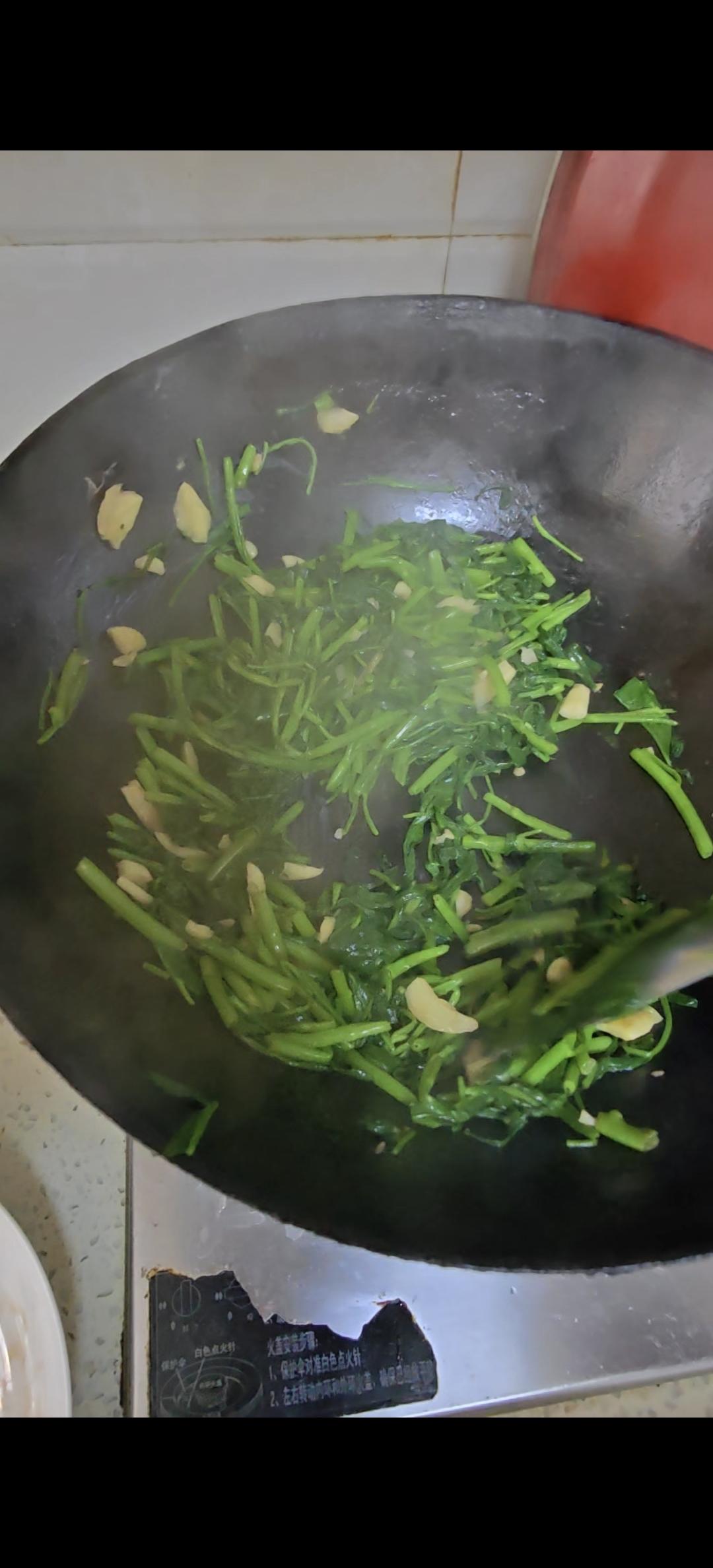 清炒空心菜蒜蓉版春日应季时蔬