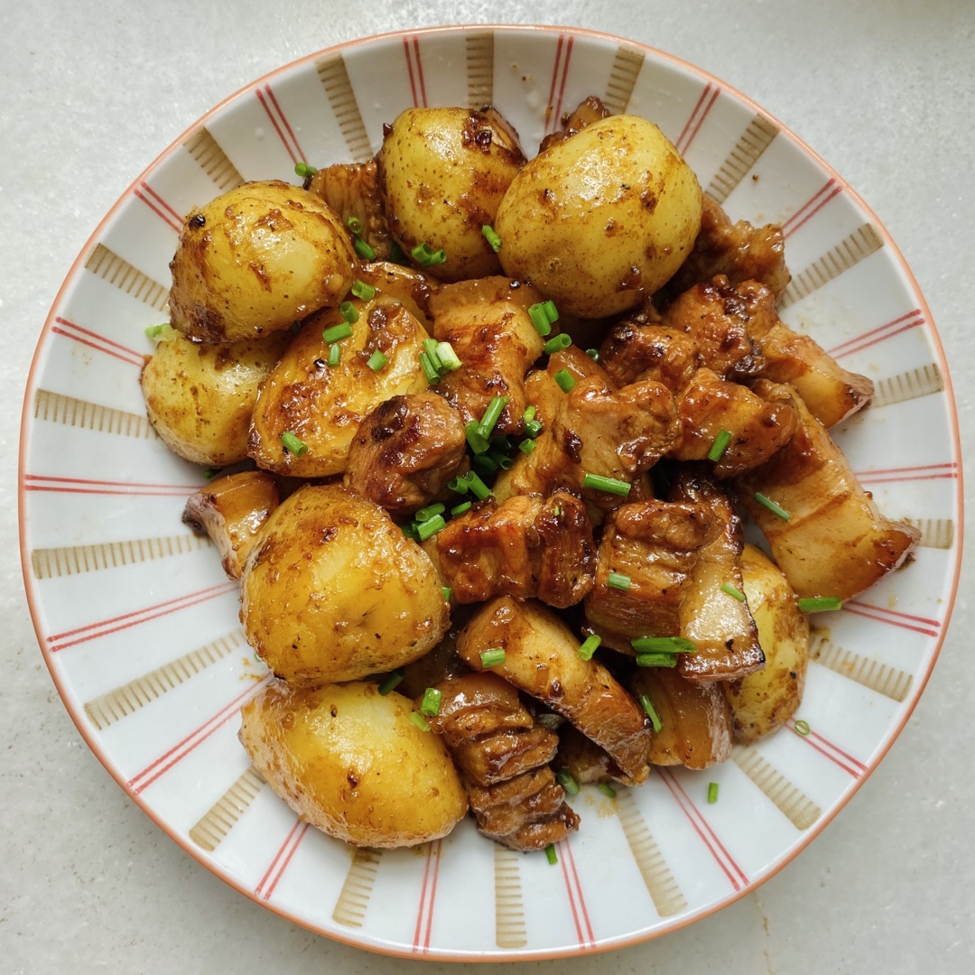 土豆焖五花肉（红烧肉）