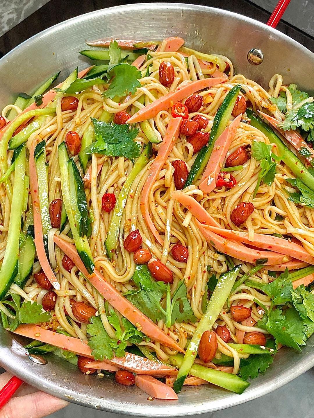 一口就上瘾的🔥酸辣凉拌面的做法