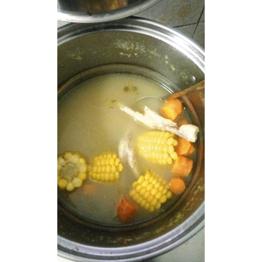 玉米山药红萝卜鸡爪汤