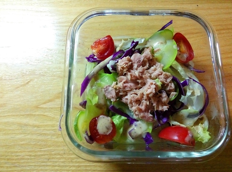 三文鱼牛油果蔬菜色拉