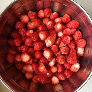 大颗粒草莓果酱的做法 步骤1