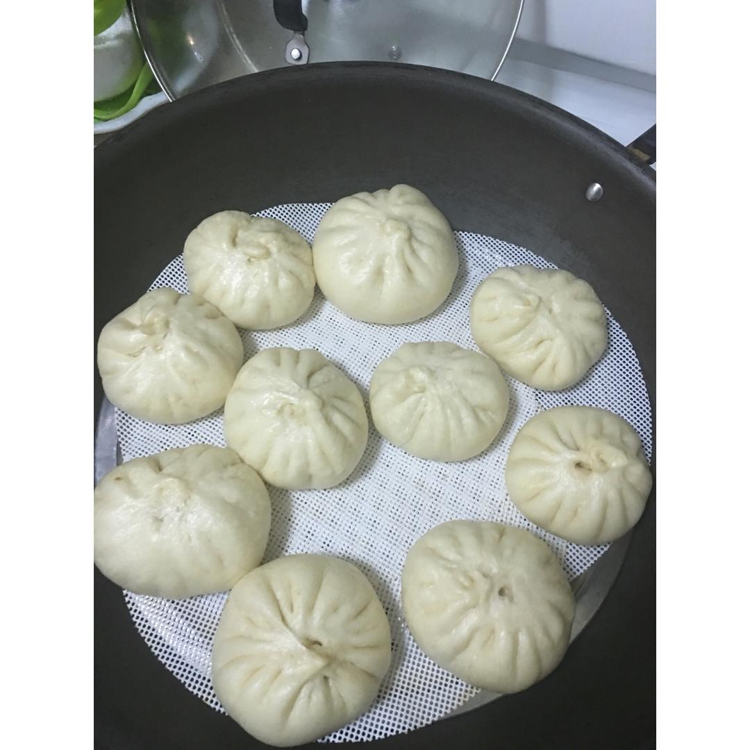 松软多汁的肉包子