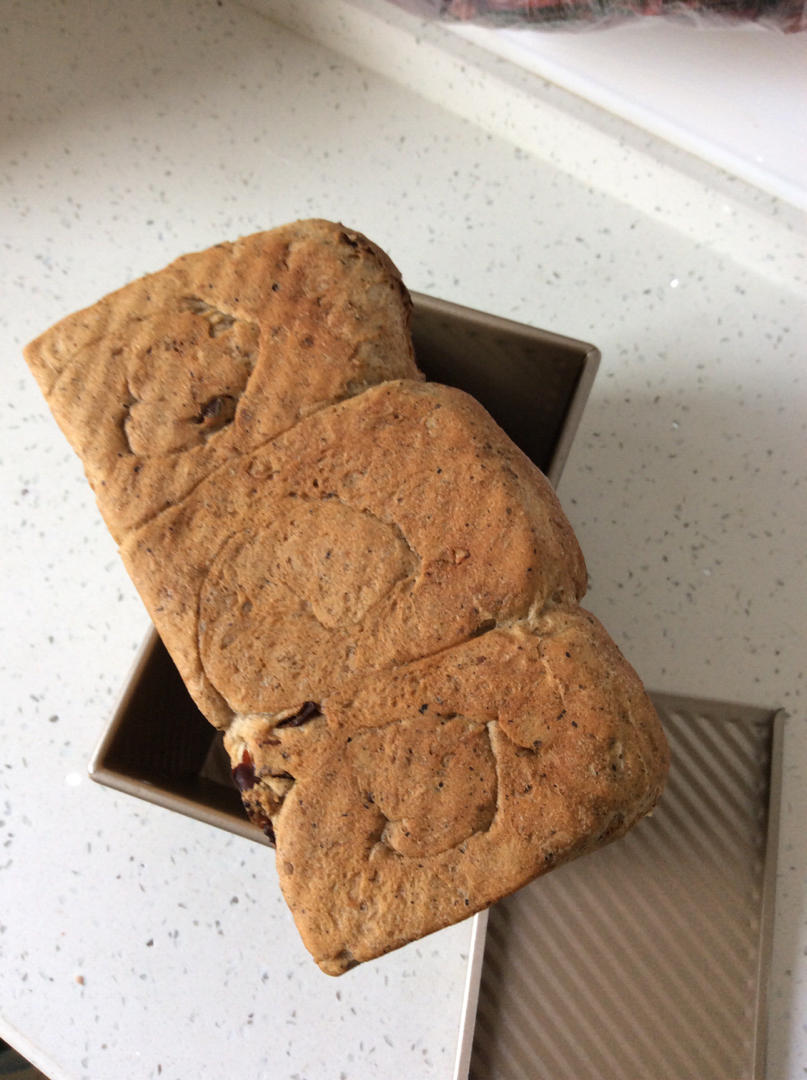 红枣核桃黑全麦吐司