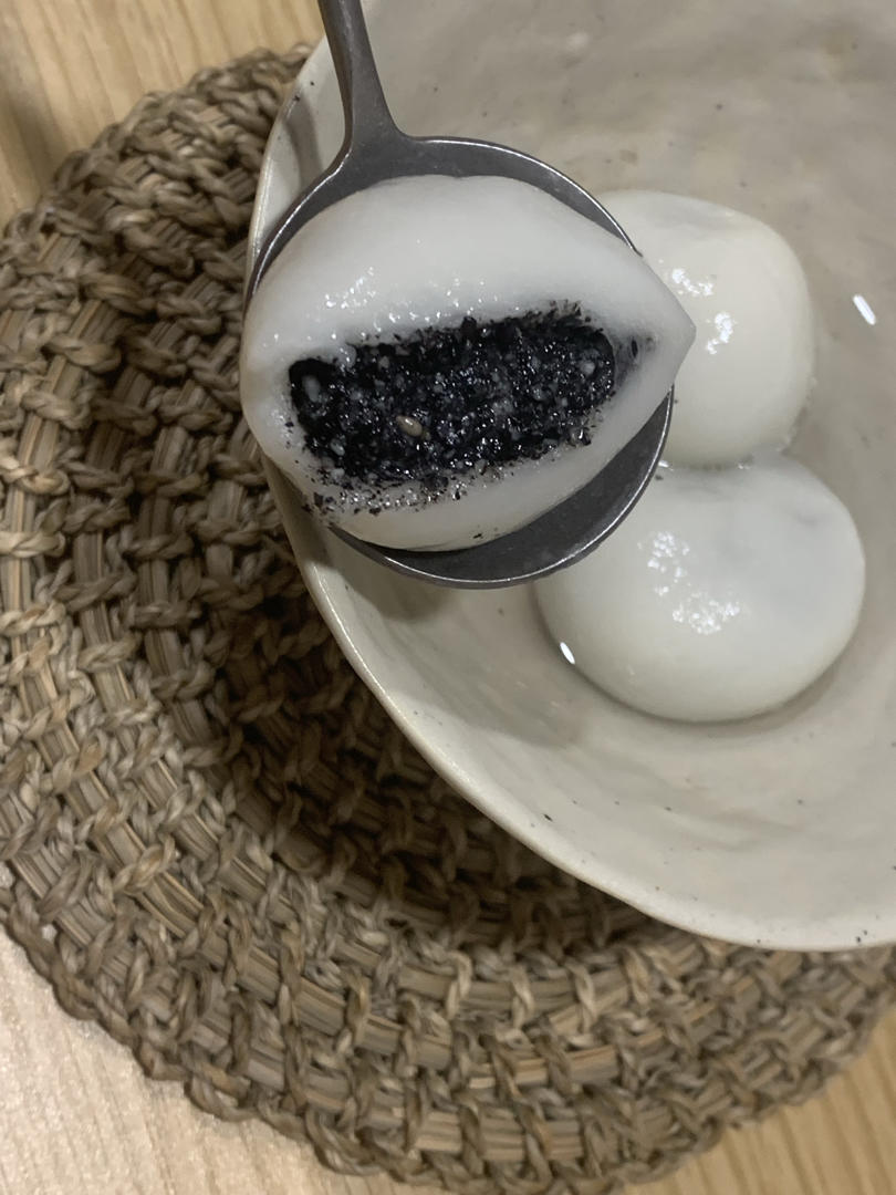 花生黑芝麻汤圆
