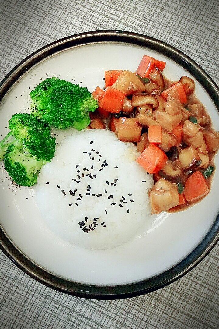 吃香菇焖鸡腿，好下饭。