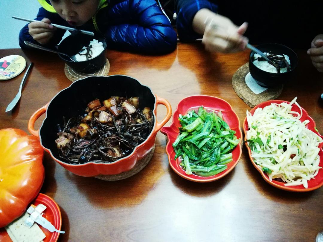 五花肉干锅茶树菇