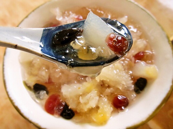 蔓越莓桃胶银耳羹