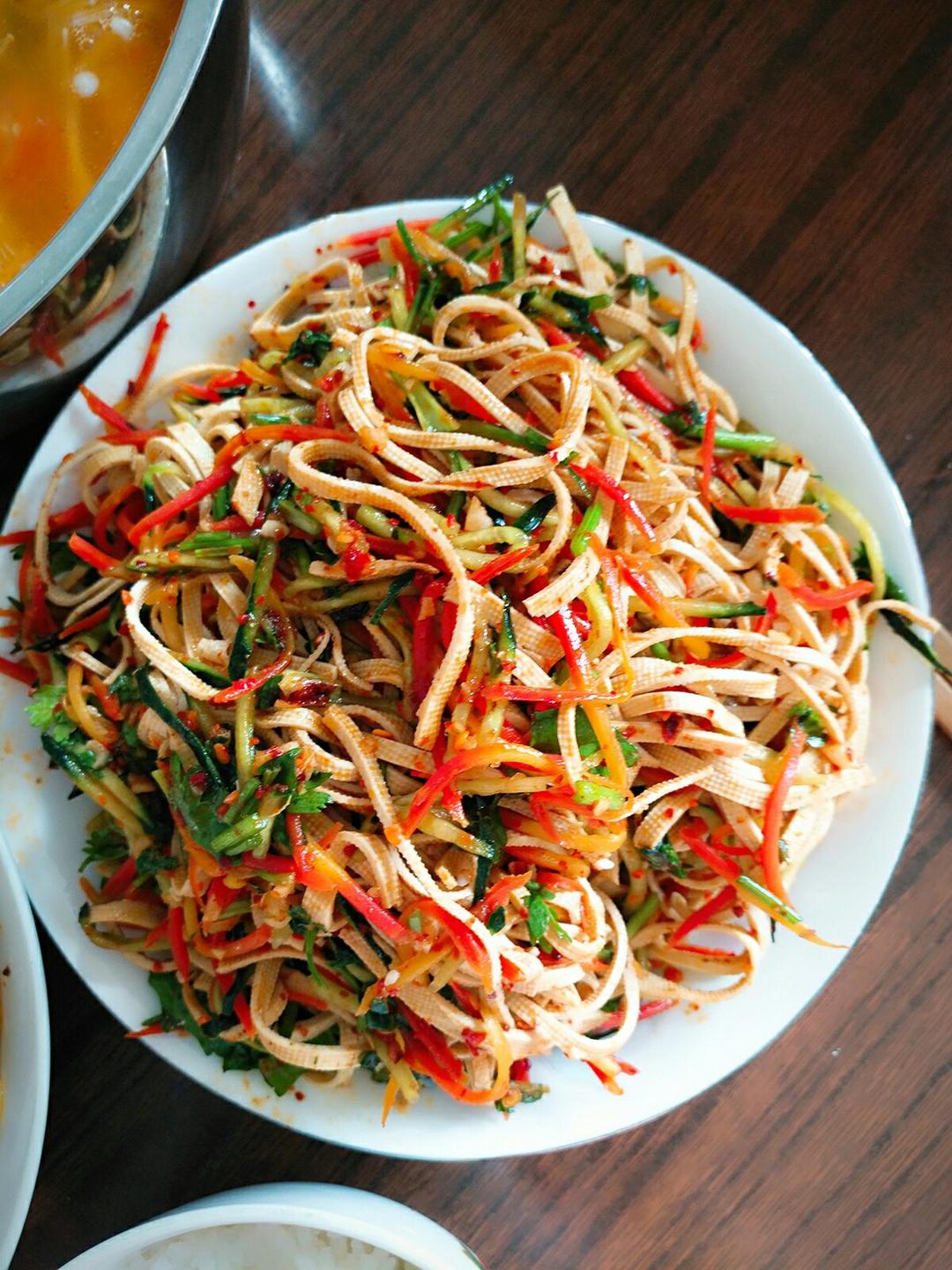 晓蛮腰做的超快手的凉拌千张黄瓜胡萝卜丝