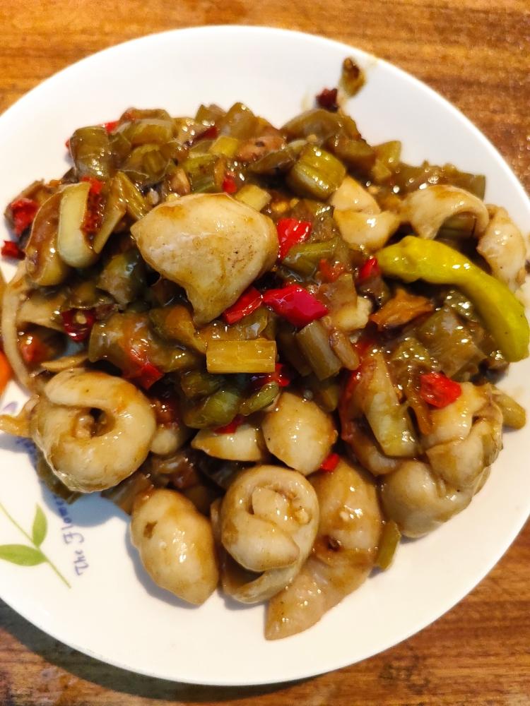 酸芋梗炒猪大肠(赣南版)的做法