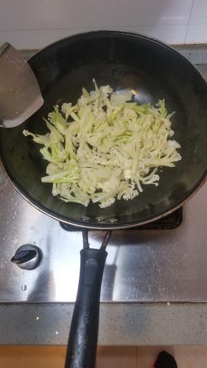 家常干煸花菜肉片的做法 步骤3