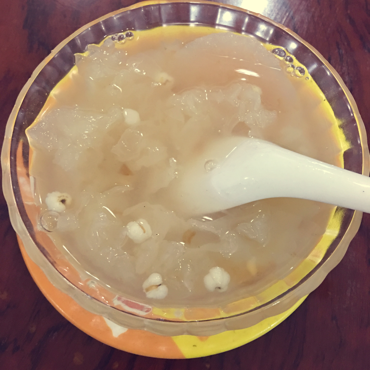 桃胶皂角米炖银耳