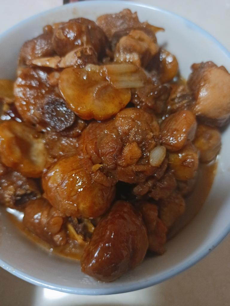 厨师长教你：“板栗烧鸡”的家常做法，咸鲜美味，汤汁浓郁