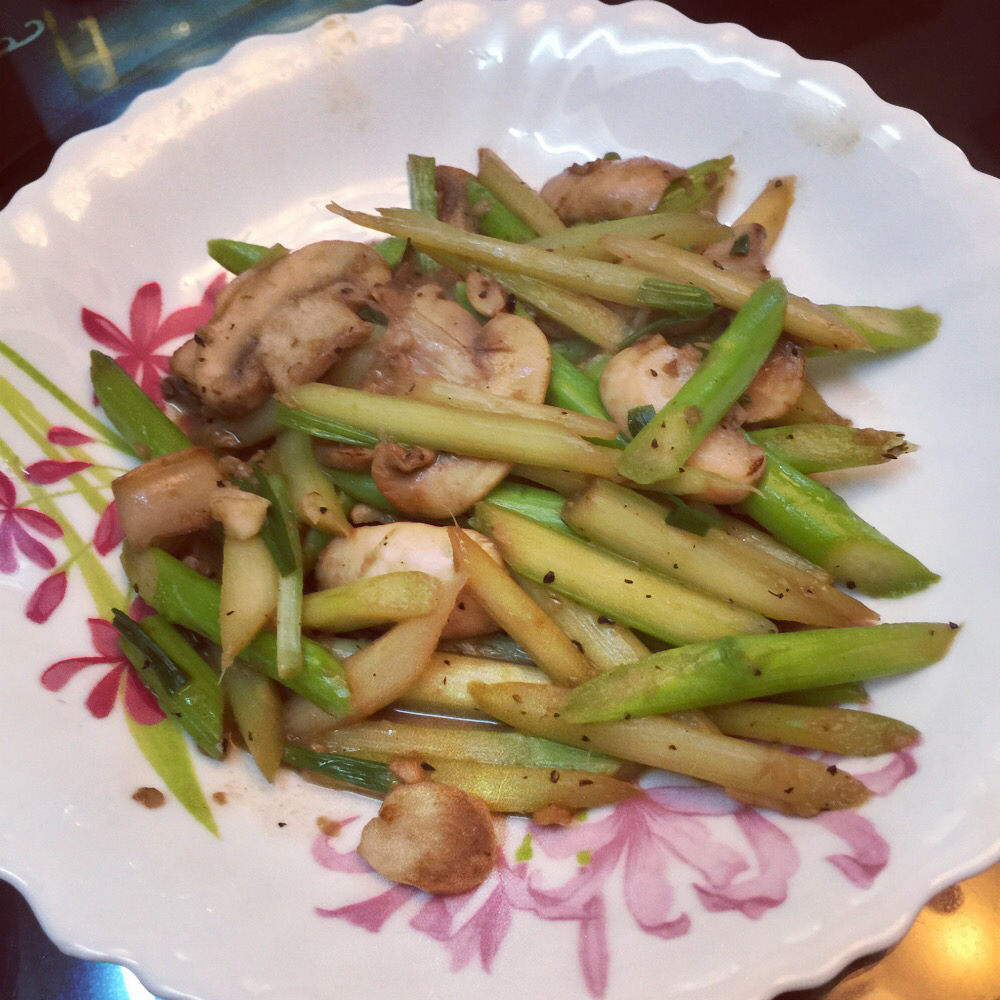 芦笋炒蘑菇