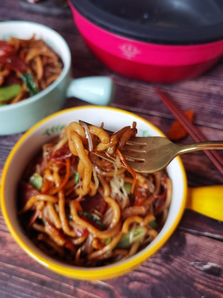 腊肠炒面|马克西姆不粘锅的做法