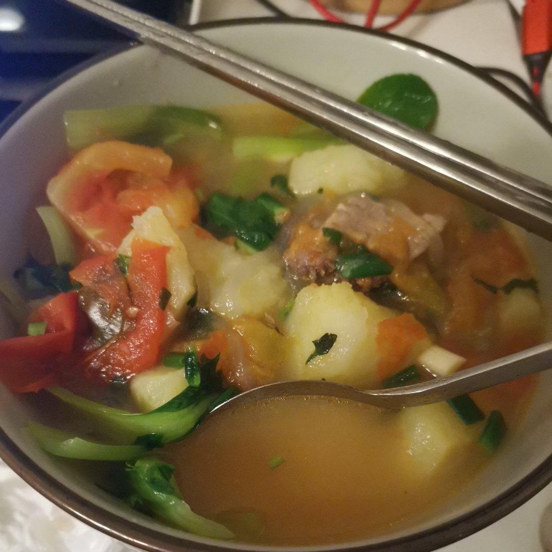 孕妇开胃菜~番茄土豆炖猪骨