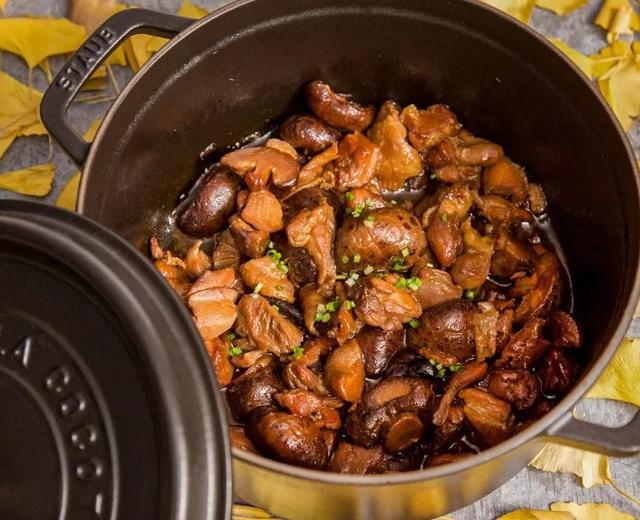 冬菇滑鸡煲：鸡肉烧得鲜嫩爽滑，这方法管用！的做法