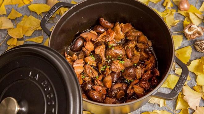 冬菇滑鸡煲：鸡肉烧得鲜嫩爽滑，这方法管用！的做法