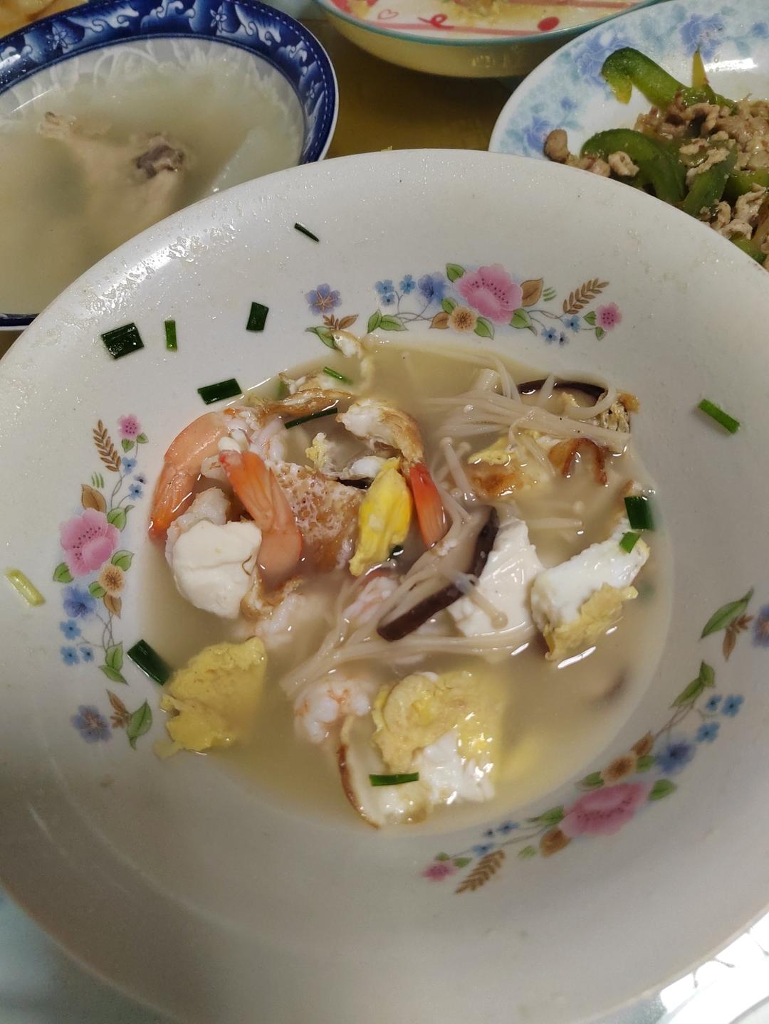 入秋来碗鲜汤！营养美味的菌菇鲜虾汤~