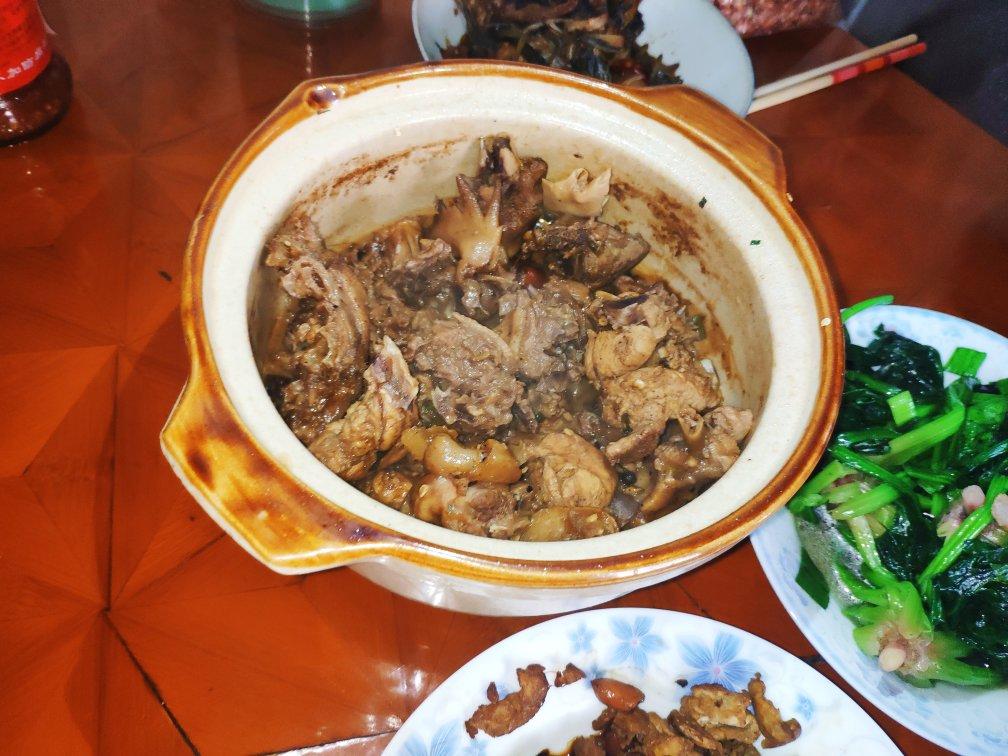 十几年不吃鸡肉的人吃了一盘子的小鸡炖香菇