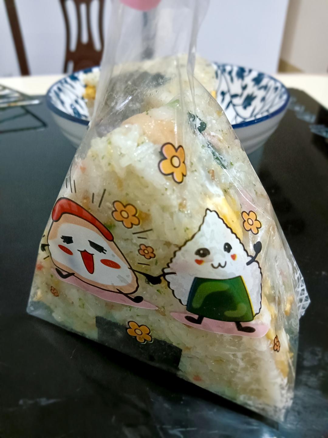 简单的烤肉松三角饭团