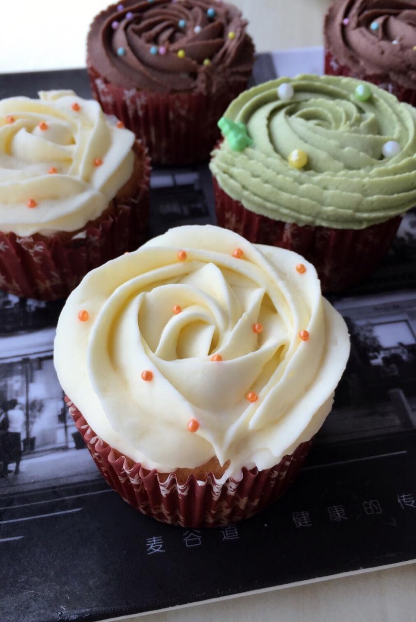 艾微-1做的原味海绵纸杯蛋糕(非常适合裱花,盖糖皮的cupcake方子)