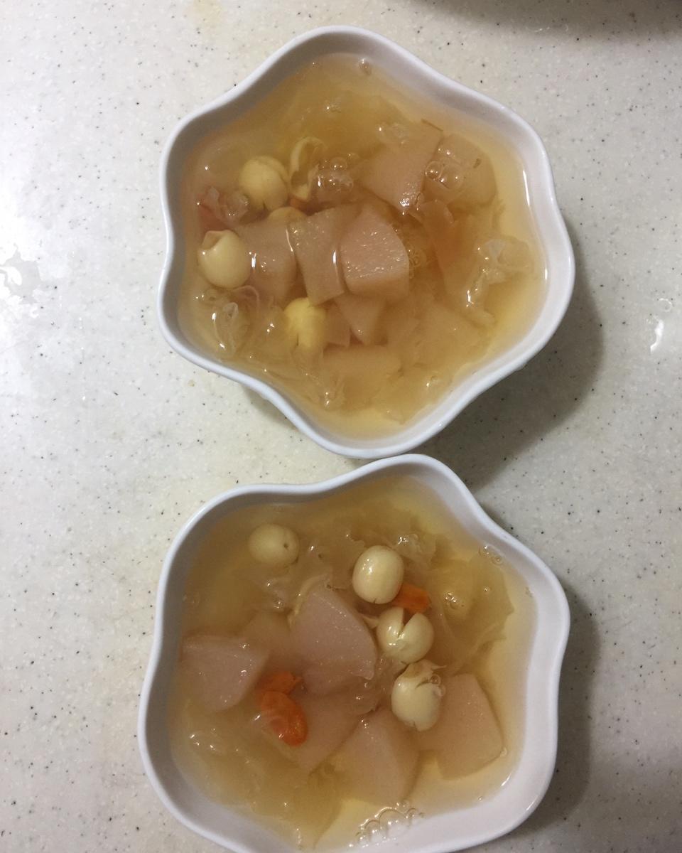 秋季滋补--雪梨银耳莲子羹