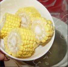 玉米大枣鸡汤的做法 步骤6