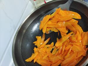 小孩都爱吃的红萝卜炒肉的做法 步骤8